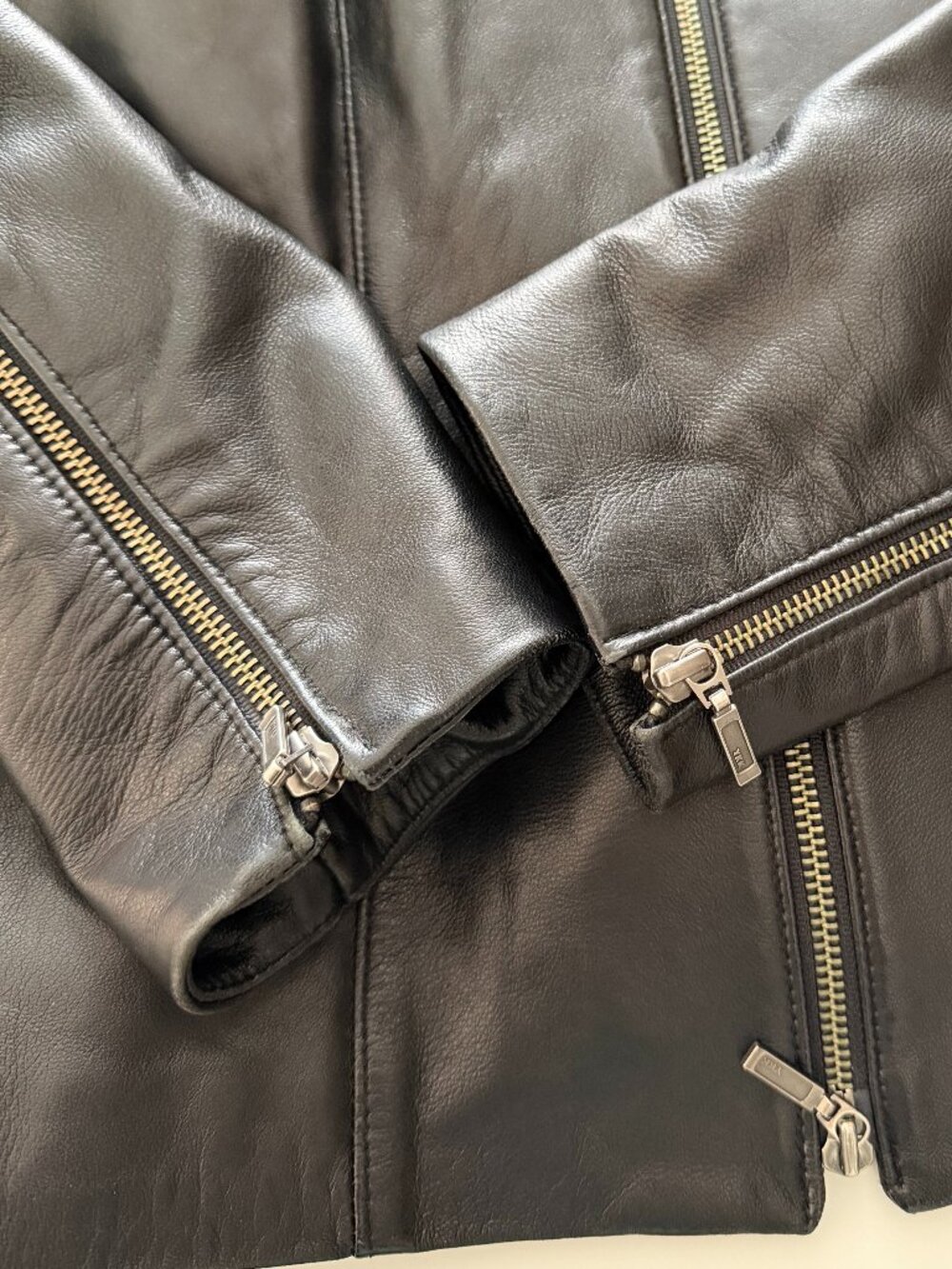 Danier Black Italian Leather Jacket- Made in Canada - Picture 5 of 12